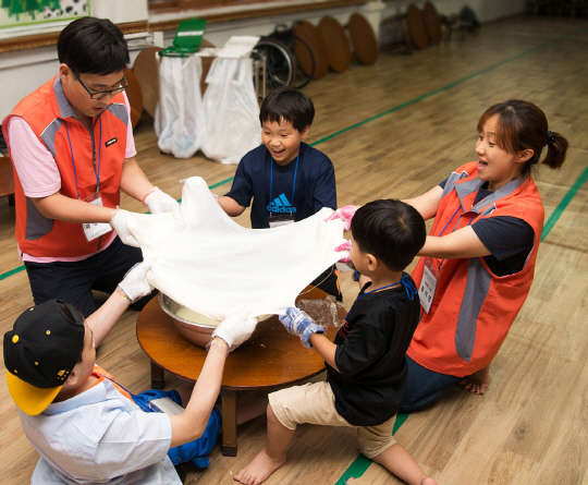 한국타이어 임직원과 가족들은 7월 18일부터 8월 22일까지 총 6회에 걸쳐 진행되는 가족봉사 프로그램을 통해 장애 아동들의 체험을 통한 성장을 돕는 '뫔(몸과 마음)으로 함께하는 특별한 동행' 봉사활동을 가족들과 함께 시행한다. <한국타이어 제공>